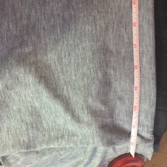 Super Cute “Let it 🐝 “ graphic T shirt. - Picture 3 of 4